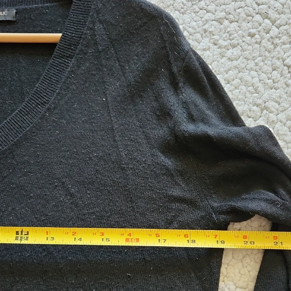 Banana Republic Black High V-neck Lightweight Sweater Long Sleeve Sz S/M Preppy